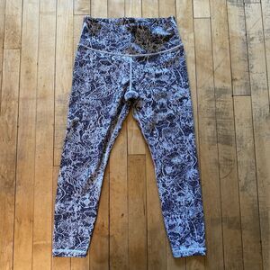 ATHLETA Elation Graffiti 7/8 Leggings Size Small Black White Floral Graffiti